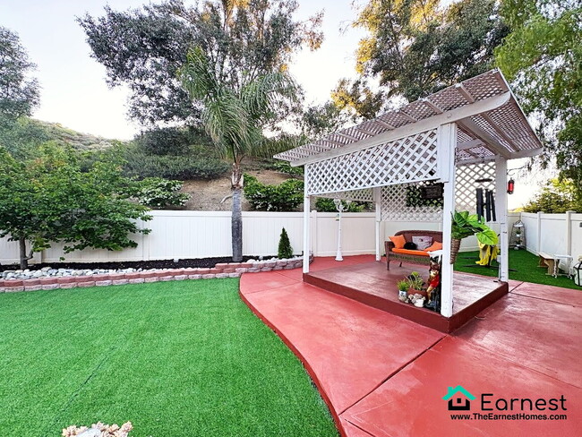 Building Photo - Charming 4-Bed/2.5-Bth Home in Prime Santa...