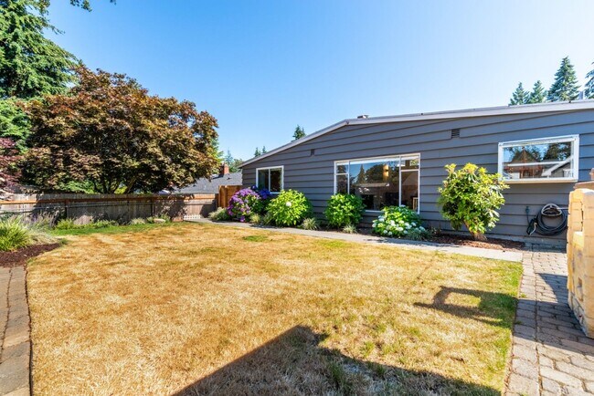 Building Photo - 4bd/1.75ba Shoreline Home