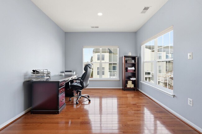 Building Photo - Located in a vibrant and highly sought after setting, this Richmond American Homes residence offe...