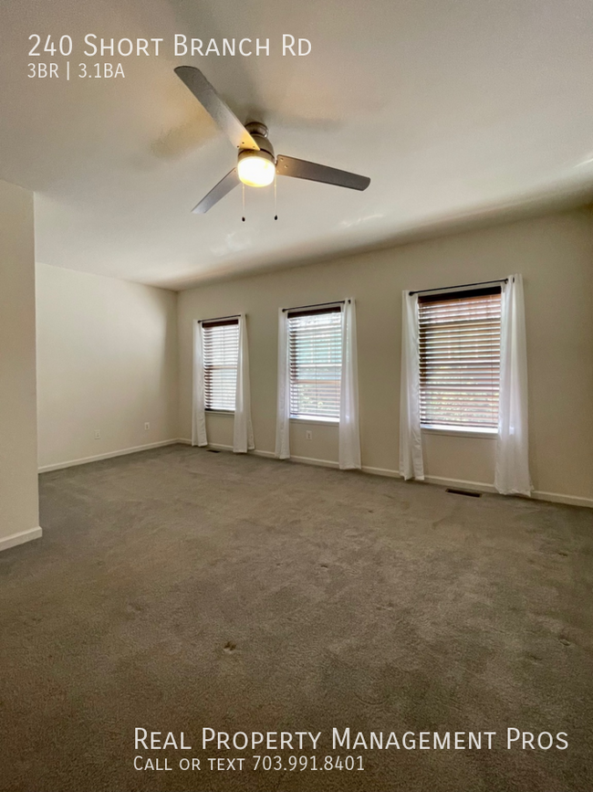 Building Photo - End Unit Townhome in Stafford with 2 car G...