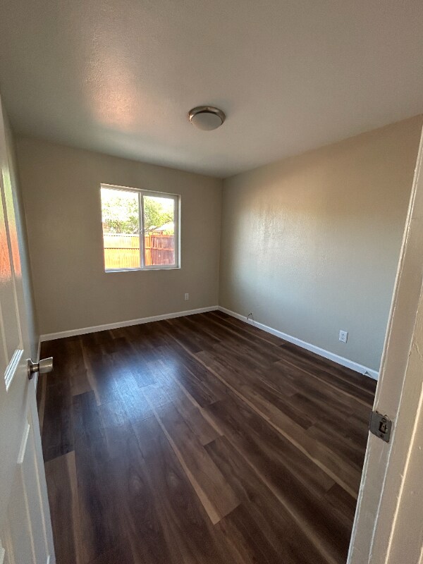 Building Photo - 3953 N Palm Grove Dr