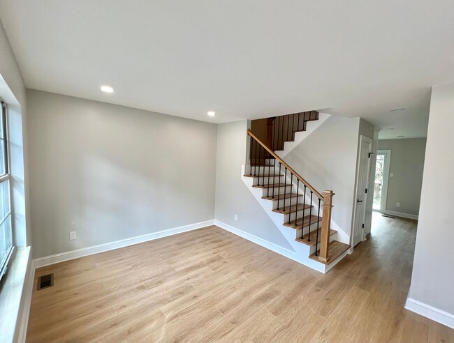 Building Photo - Beautifully Updated 2 Bedroom Townhome in ...