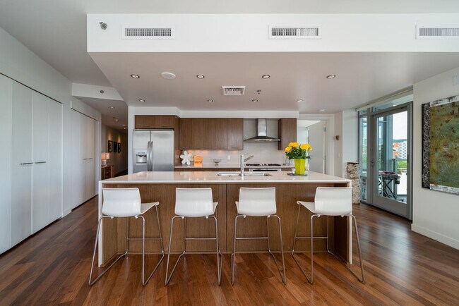 Building Photo - FULLY FURNISHED Waterfront Pearl Condo w/most utilities/2 parking spaces/most utilities