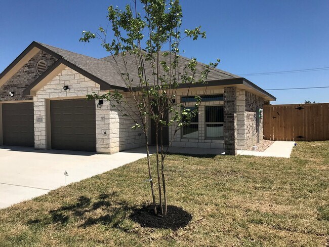 Building Photo - 2 bed/2 bath duplex text 201-231-7228 for info