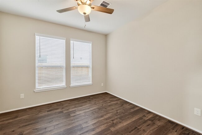 Building Photo - 411 Sunlit Vly Cir