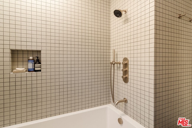 Building Photo - 1097 W Kensington Rd