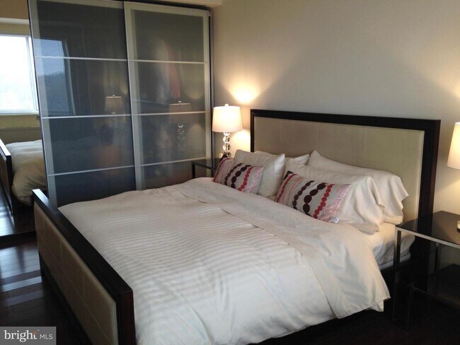 Building Photo - 10401 Grosvenor Pl