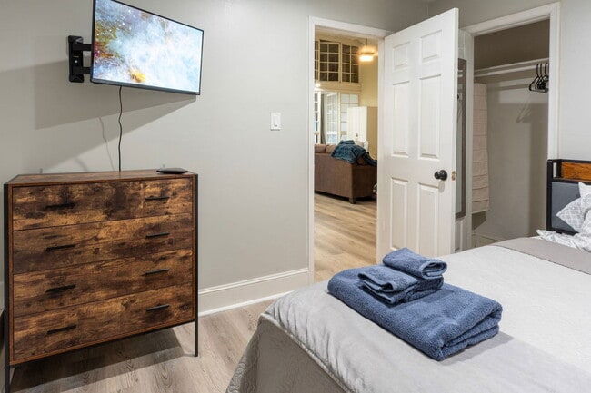 Building Photo - 1601 W Cary St