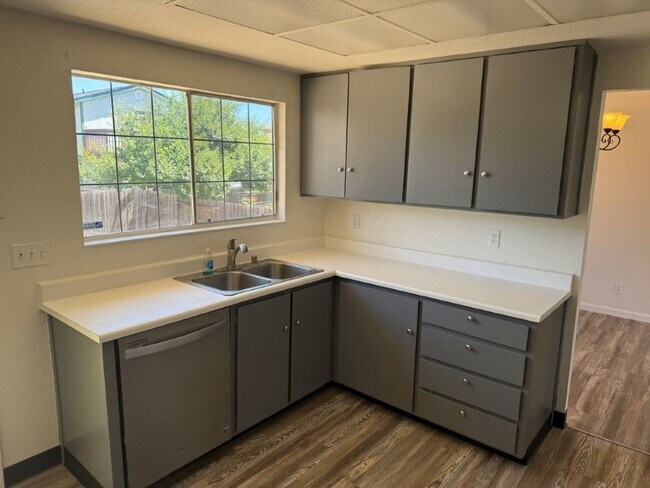 Building Photo - Rare Remodeled 5 Bedroom 2.5 Bath Tri Level in Vacaville