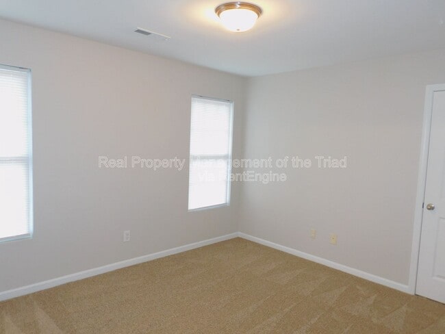 Building Photo - 807 Thorncroft Rd