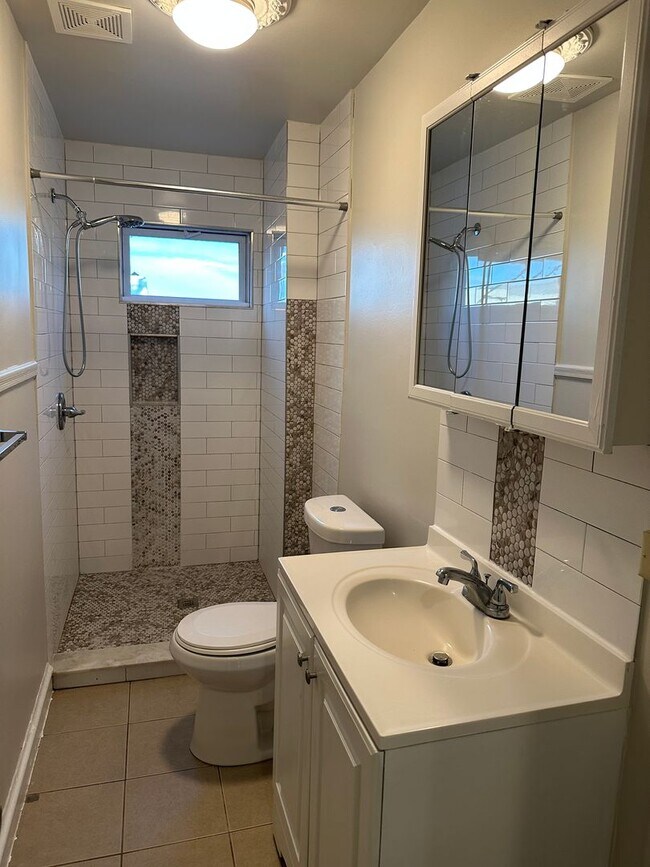 Building Photo - Spacious East Baltimore Home for Rent! Cen...