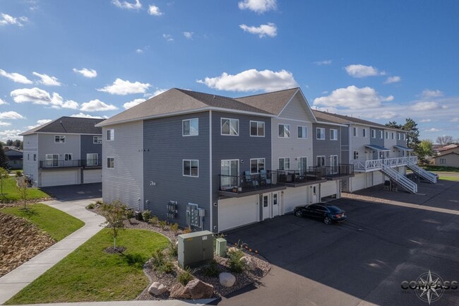 Building Photo - SPACIOUS UPDATED TOWNHOME WITH IN-UNIT LAU...