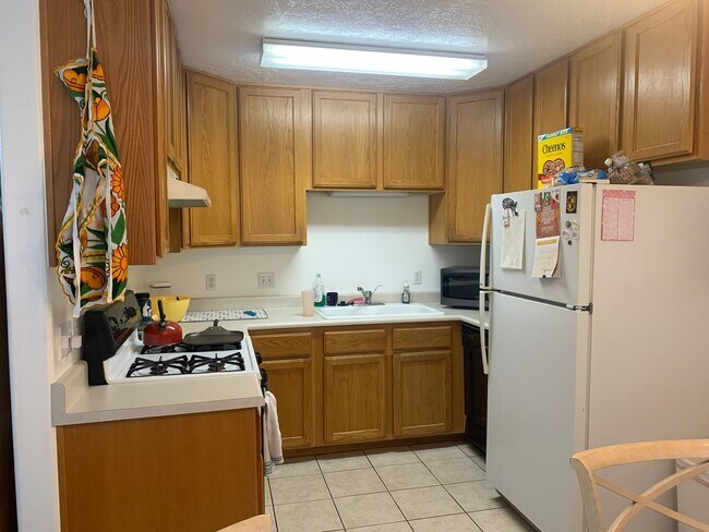 Building Photo - PRIVATE ROOM available in Santa Barbara Condos for Fall 2027