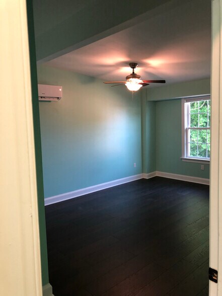 Building Photo - 1833 Thomas St