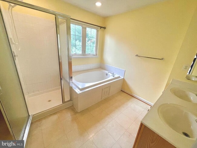 Building Photo - 6101 Newport Terrace