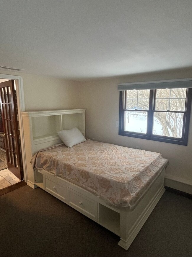 Building Photo - Lincoln Lane