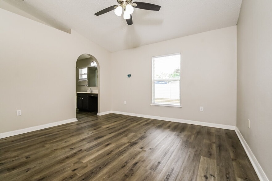 Building Photo - 12913 Brookcrest Pl