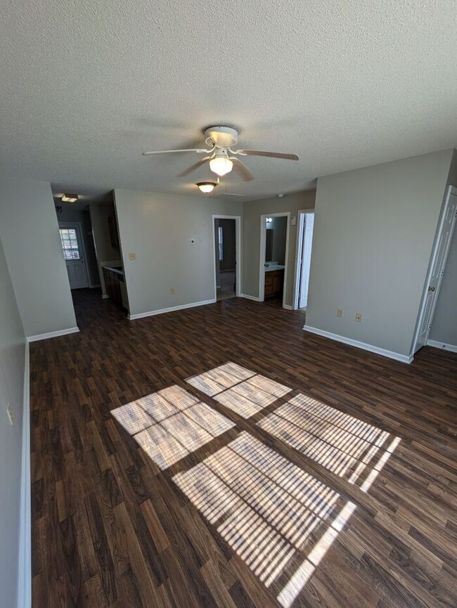 Building Photo - 2BD/2BA Townhome at The Squires