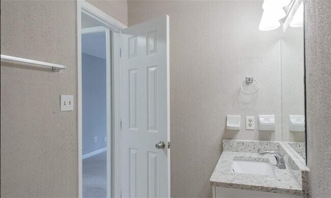 Building Photo - 2599 Fieldstone View Ln SE