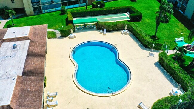 Building Photo - 700 Village Green Ct