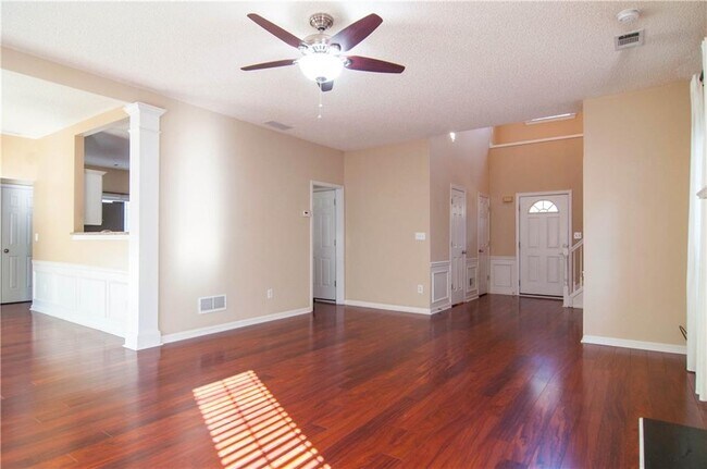 Building Photo - 558 Lullingstone Dr SE