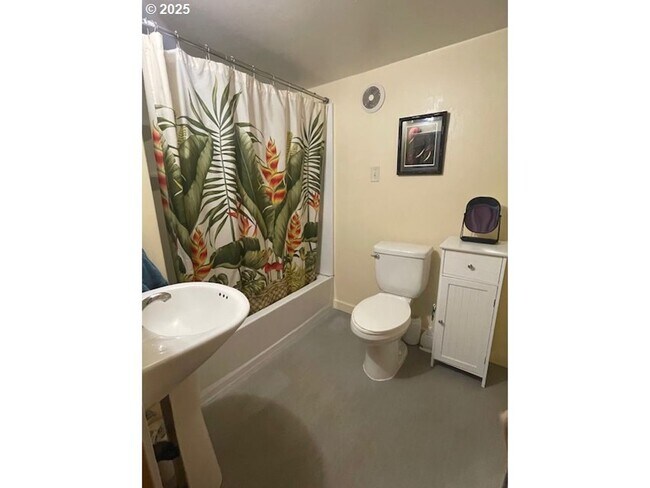 Building Photo - Home with Charm!