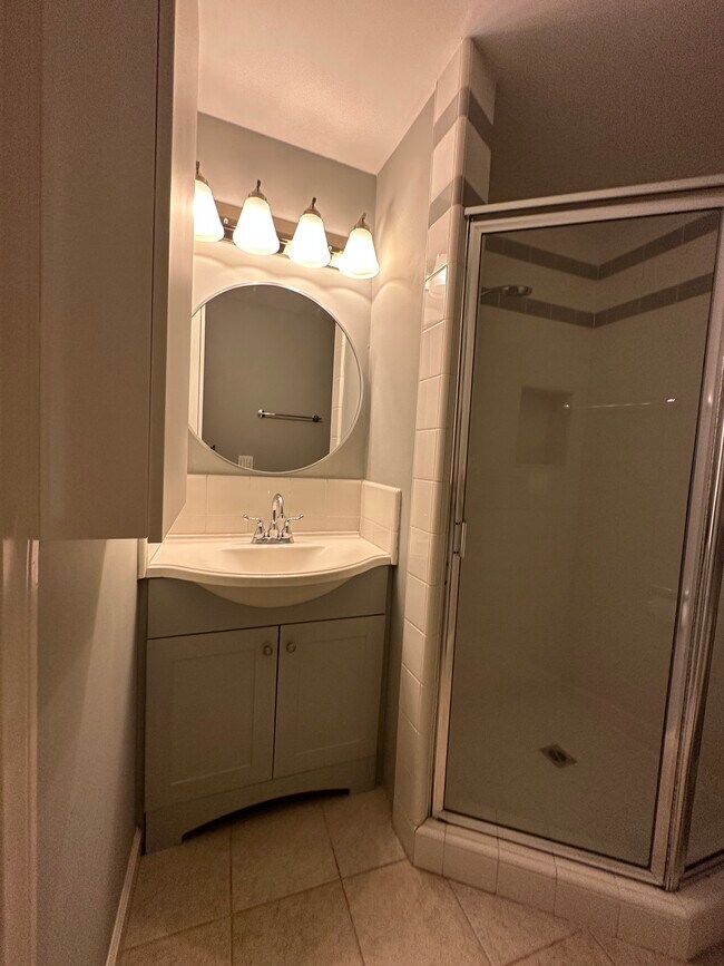 Building Photo - 2026 Holly Hill Ter