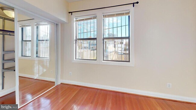 Building Photo - 315 Evarts St NE