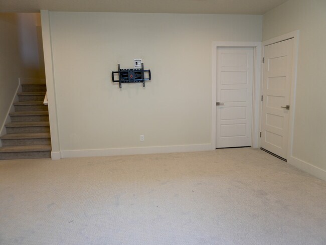 Building Photo - 2274 S 50 E