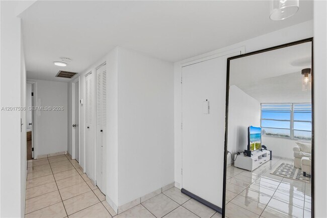 Building Photo - 1351 NE Miami Gardens Dr