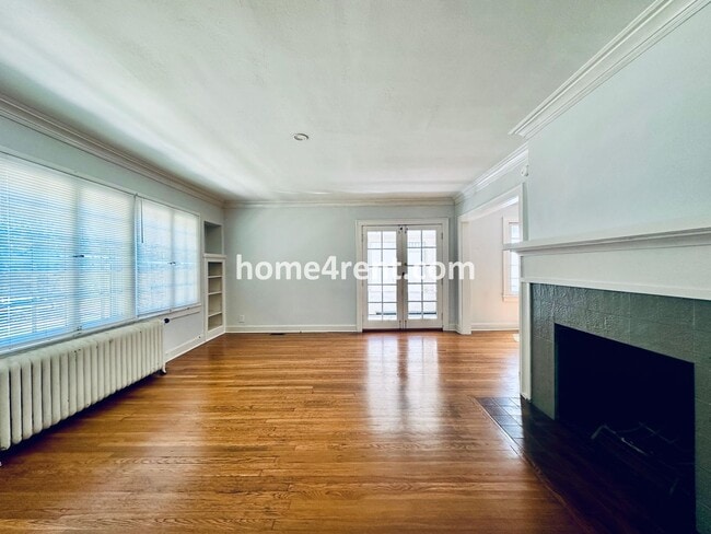 Building Photo - First Level Condo, Just Off the Plaza with...