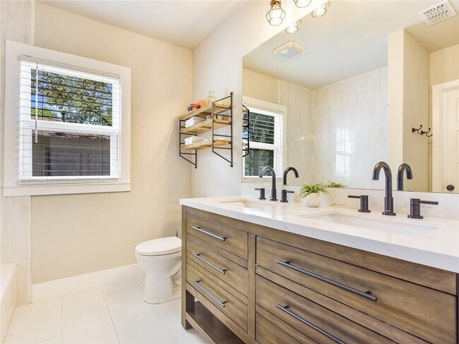 Building Photo - 3304 Robinson Ave