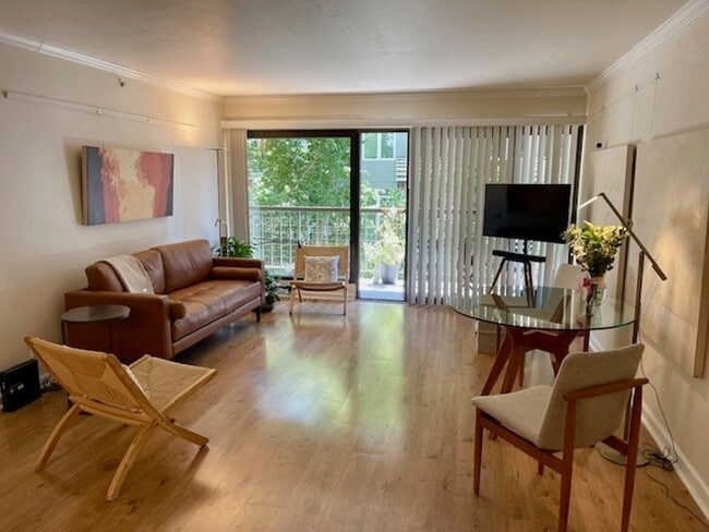 Building Photo - 1 Bedroom 1 Bathroom Downtown Unit with Pa...