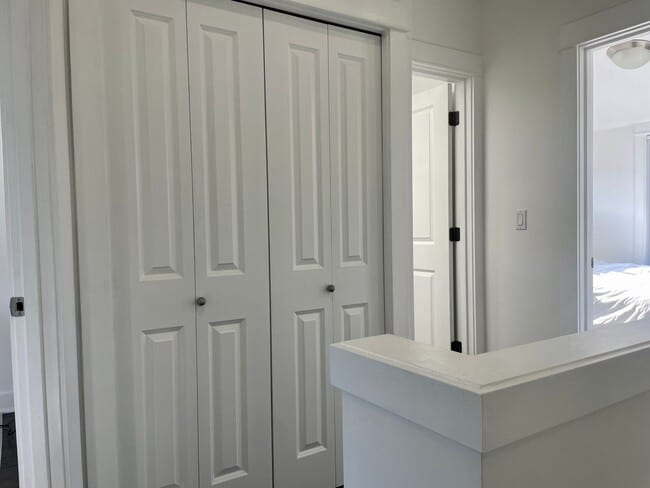 Building Photo - Welcome Home 2b/1ba Sun Drenched Townhome - West Seattle Fauntleroy Neighborhood