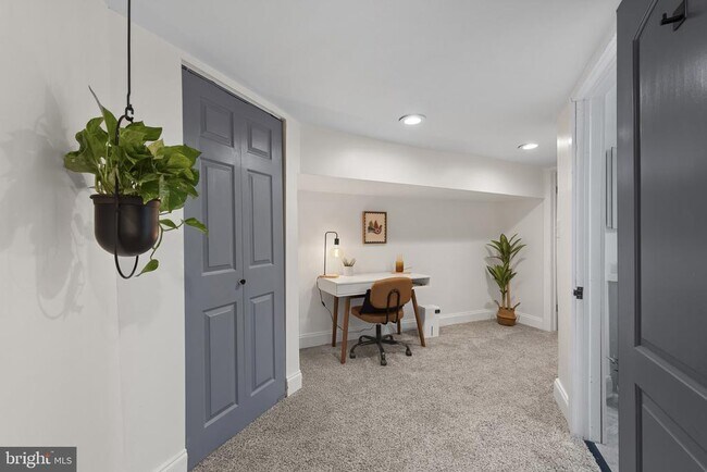 Building Photo - 737 Dolphin St