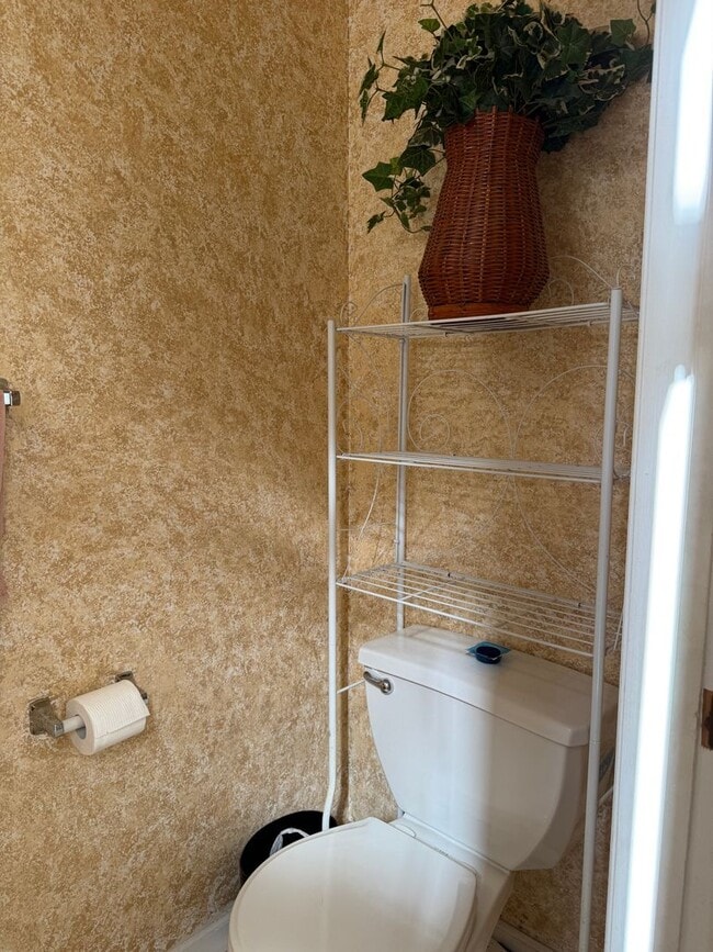 Building Photo - Beautiful 3 Bedroom 1.5 Bathroom Townhome ...