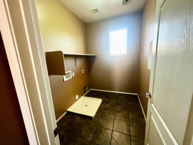 Building Photo - 879 E Stottler Dr
