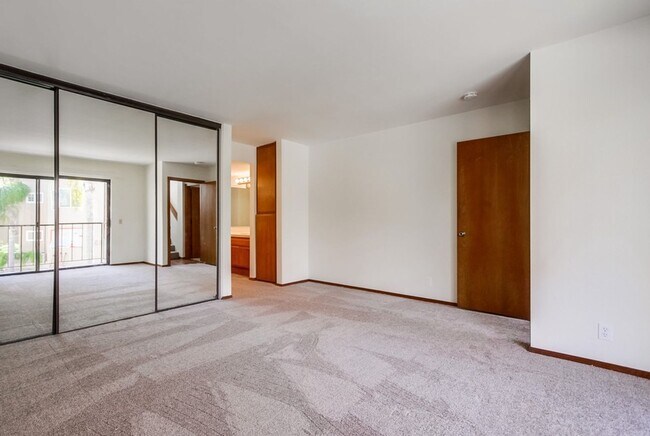 Building Photo - Prime Carlsbad Location - Available Now!