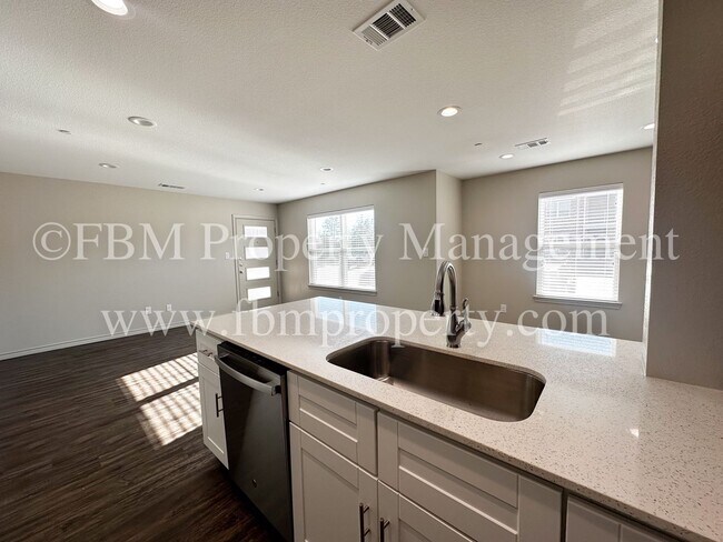 Building Photo - Hidden Creek Townhomes, Unit 311 - Gorgeou...