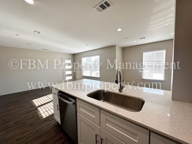 Building Photo - Hidden Creek Townhomes, Unit 311 Gorgeous 2 Bedroom, 2 Bathroom Townhome Home in Ennis, TX!