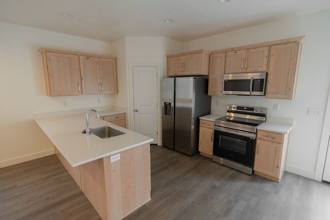 Building Photo - Luxury 5 Bedroom 3 Bath with Upscale Ameni...