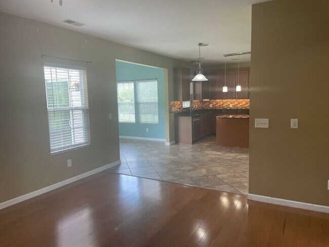 Building Photo - Large 3 Bedroom/2.5 Bath/Bonus/Florida Room