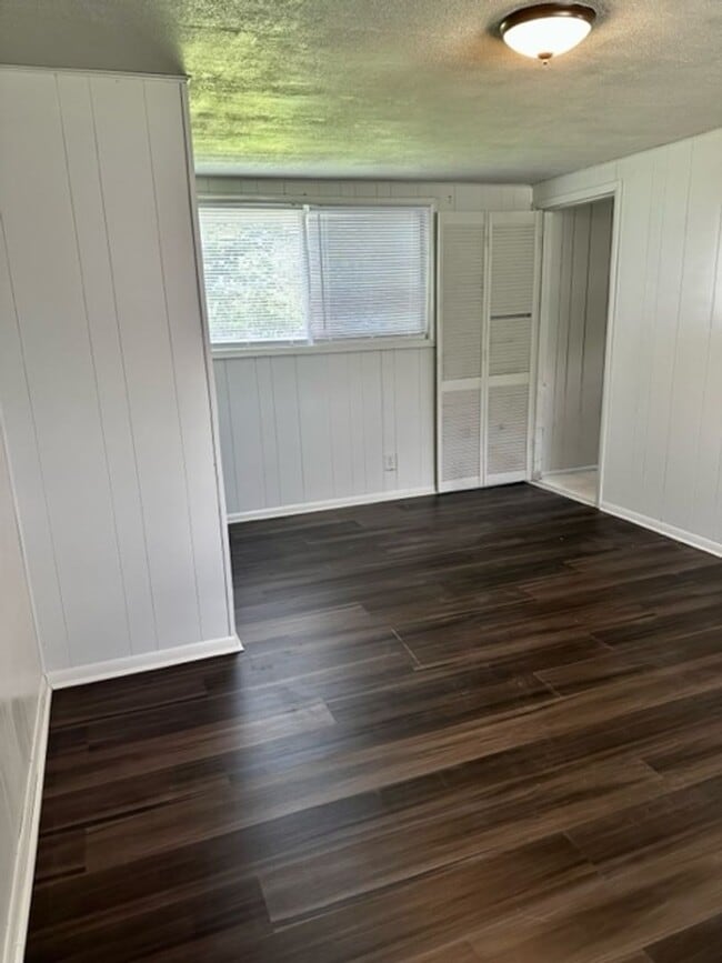 Building Photo - 402 Newton St