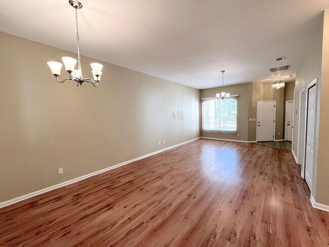Building Photo - Huge 4 Bed 3 Bath 2 Car Townhome w FENCED YARD  for Rent!