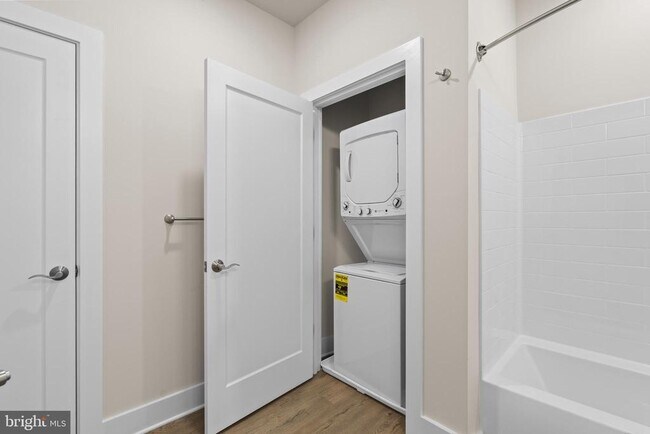 Building Photo - 30 W Broad St