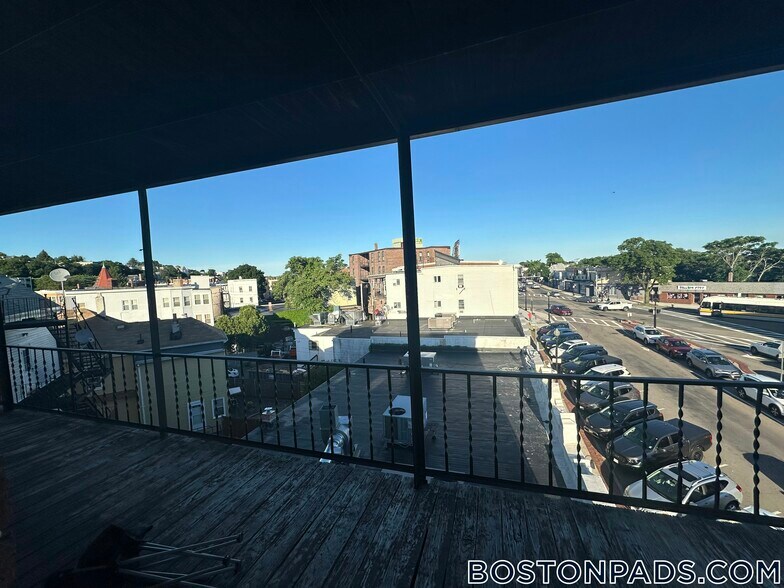 Building Photo - 972 Saratoga St