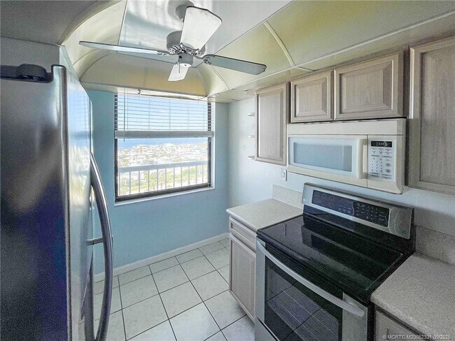 Building Photo - 10680 S Ocean Dr