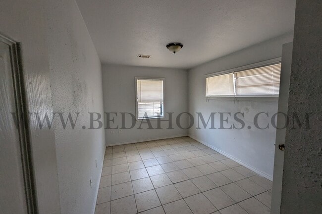 Building Photo - 2908 Wipprecht St