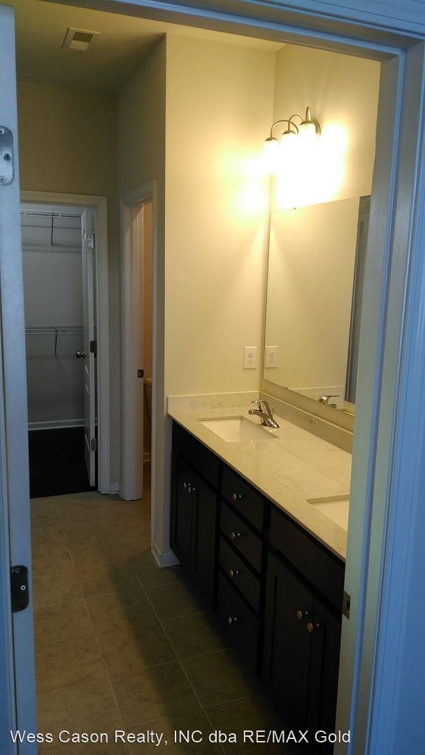 Building Photo - 4 br, 3.5 bath House - 6096 Cloverdale Drive