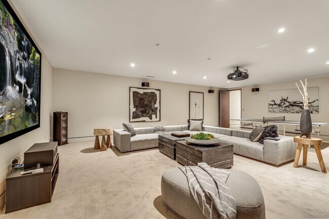 Building Photo - 8070 La Jolla Scenic Dr N